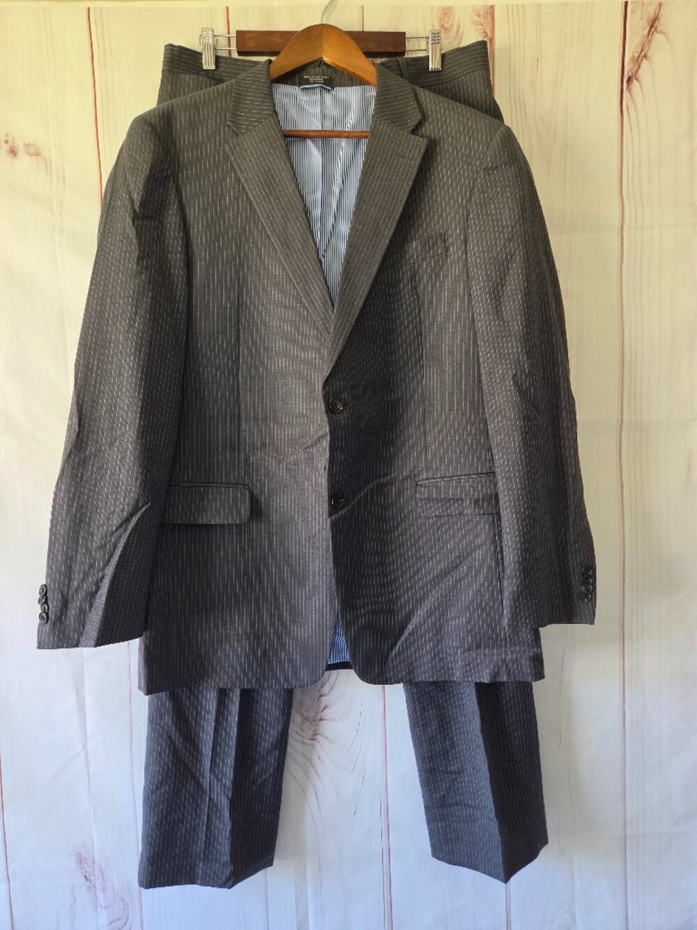 Tommy Hilfiger 100% Wool 2-piece Gray Pinstripe Men’s Suit. Jacket and Pants